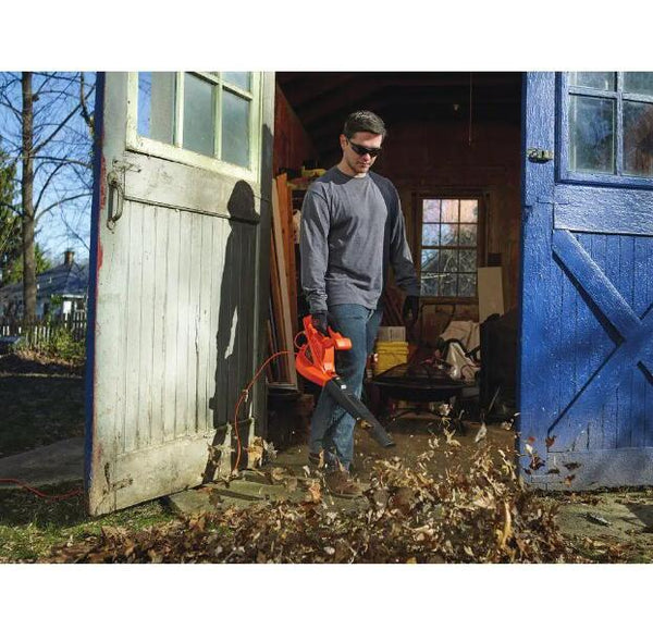 BLACK+DECKER LB700 Electric Leaf Blower Use 2