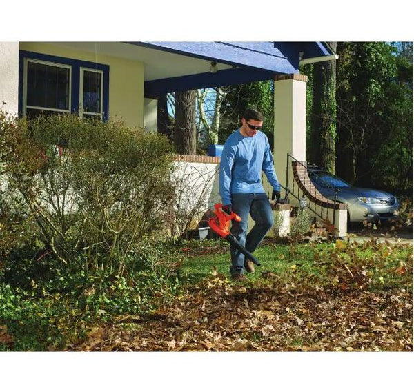BLACK+DECKER LB700 Electric Leaf Blower Use