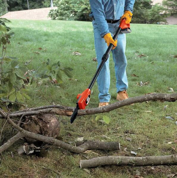 Black+Decker 20V Max Pole Saw Use