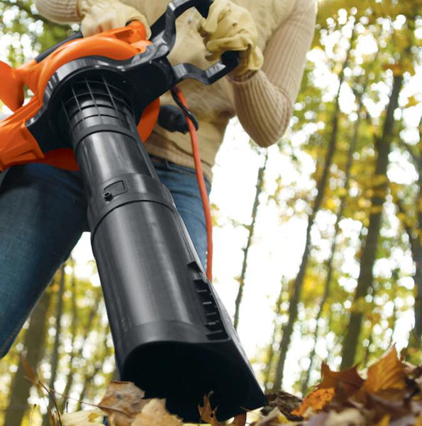 Black+Decker BV6000 Leaf Vacuum Use 1