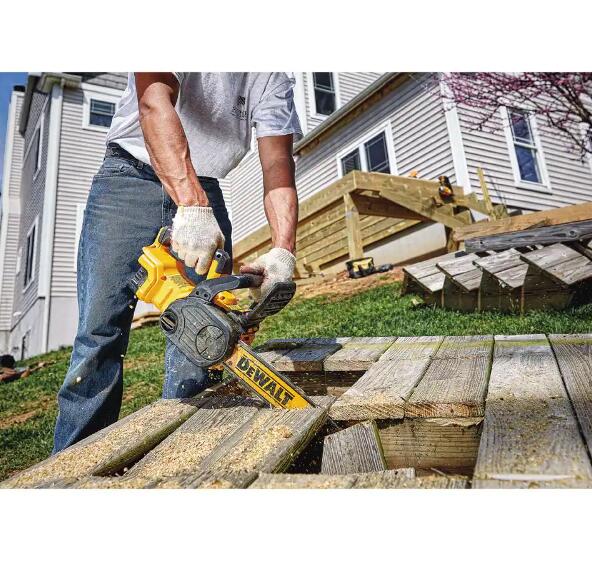 DeWalt DCCS620P1 Chainsaw Kit Use