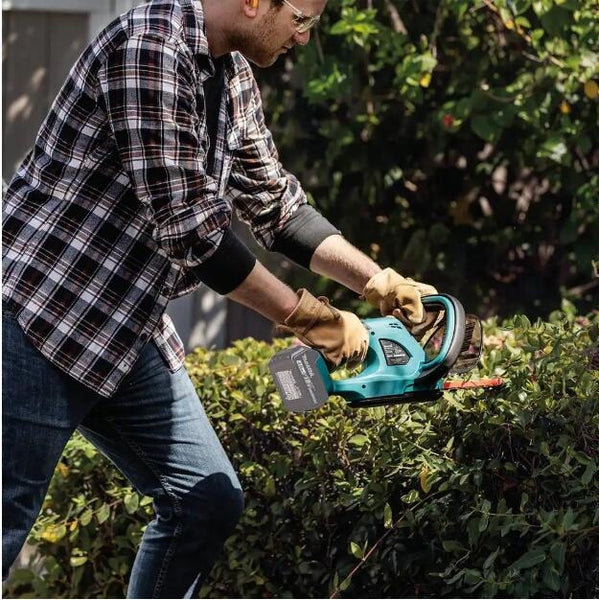 Makita XHU02Z Cordless Hedge Trimmer Use